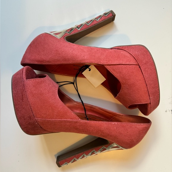 Street Society Peach and Gold Platform High Heels. Size 8 1/2 . Only One Left!! - Picture 2 of 8